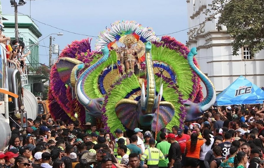 En las calles se vive un gran ambiente de fiesta, durante las clásicas mojaderas. FOTOS/THAYS DOMÍNGUEZ