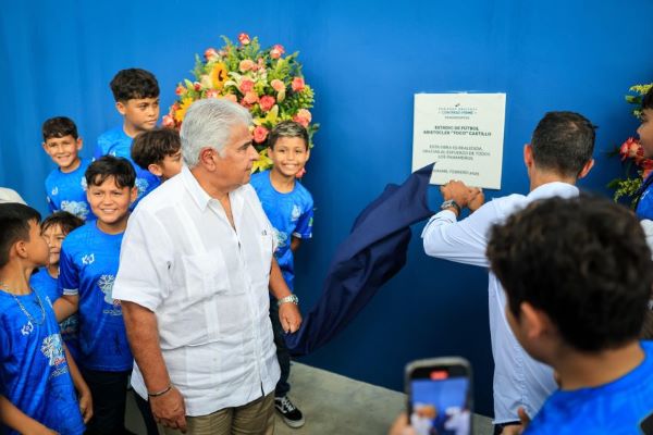 El presidente Mulino en la placa del ‘Toco’ Castillo. 