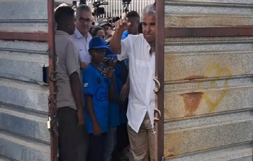 El mandatario que se trasladó a la ciudad atlántica, ingresó empujando la puerta hacia el interior de la obra inconclusa, la cual dijo que era la puerta de la desidia. Foto. Diómedes Sánchez