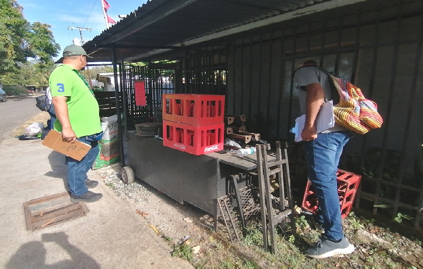 En el ámbito de la salud, se ha puesto en marcha una serie de operativos de inspección y eliminación de criaderos de mosquitos en sectores estratégicos de la provincia. Foto. Thays Domínguez