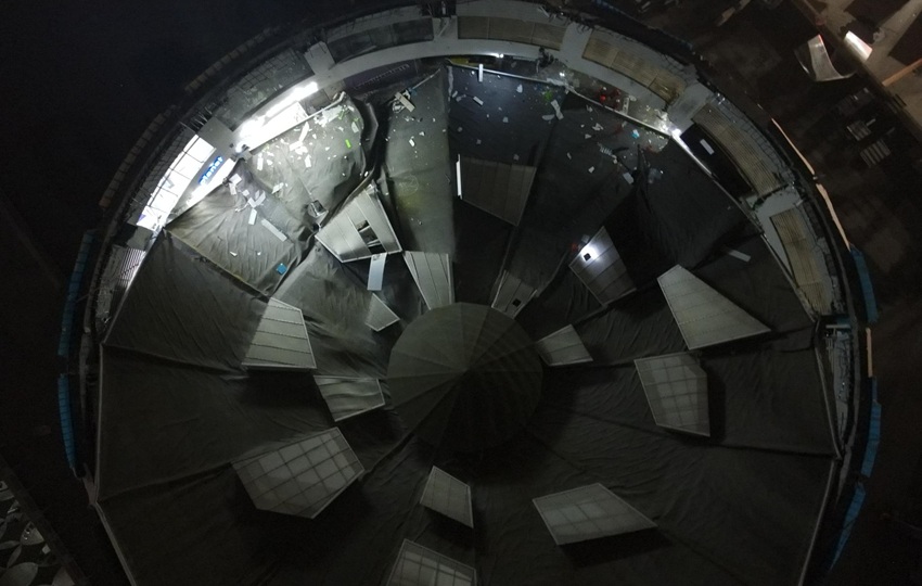 Fotografía aérea que muestra el techo de un centro comercial que  colapsó este sábado, en Trujillo (Perú). Foto: EFE