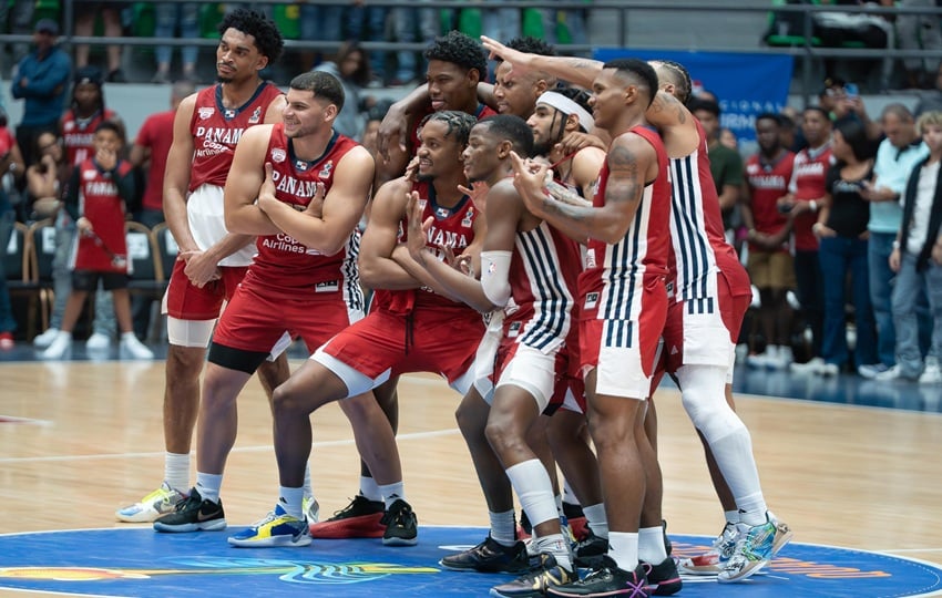 Los jugadores de Panamá celebran este viernes, en un partido de fase de grupos para la clasificación a Americup FIBA 2025. Foto: EFE/ Eliécer Aizprúa