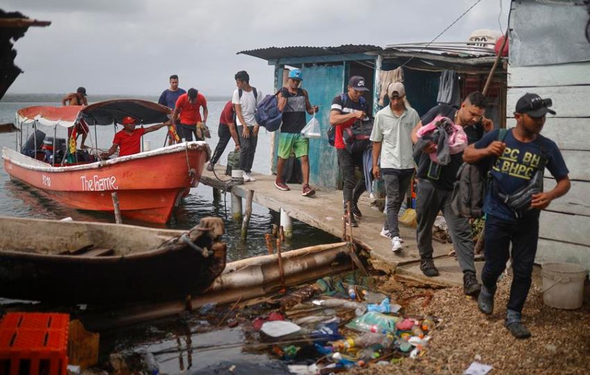 Migrantes venezolanos y colombianos llegan a la isla Gardi Sugdub. Foto: EFE