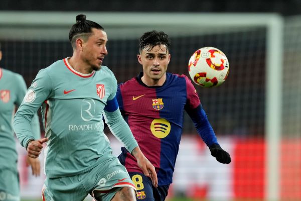 José María Giménez del Atlético y  Pedri del Barcelona. Foto: EFE