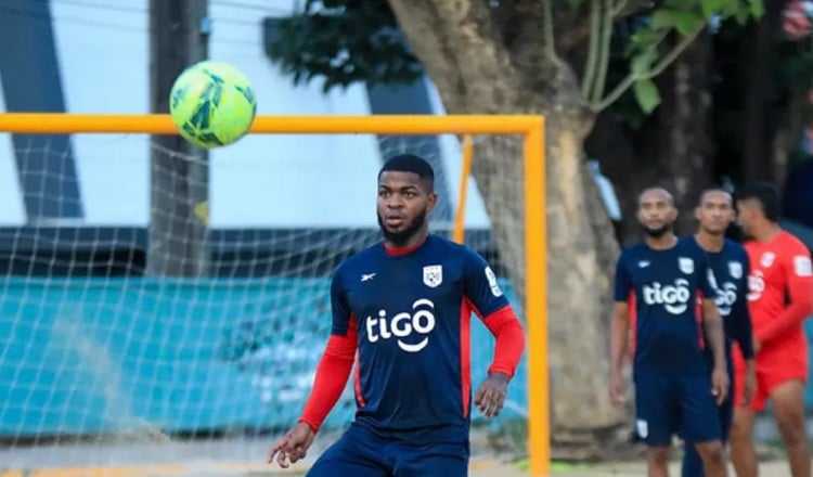 Alfonso Maquensi, del seleccionado panameño de fútbol playa, con el balón durante los entrenamientos. FPF