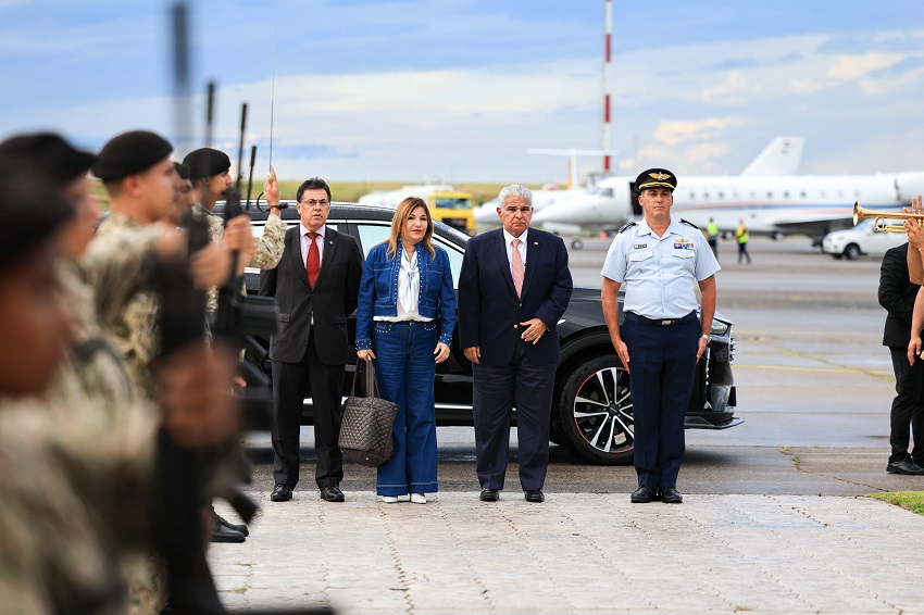 Momento del saludo protocolar al presidente panameño, tras su llegada a la capital uruguaya. Foto: Cortesía Presidencia