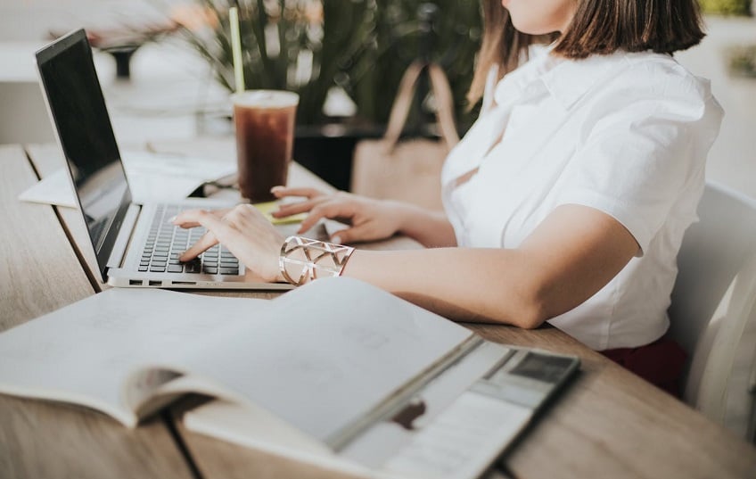 Aunque la participación femenina tiende a ser mayor que la masculina, no se refleja así en los salarios requeridos. Foto: Pexels