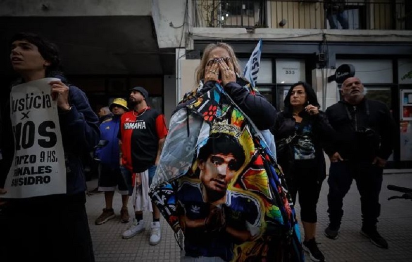 Simpatizantes de Diego Armando Maradona esperan frente a los tribunales de San Isidro. Foto: EFE/ Juan Ignacio Roncoroni