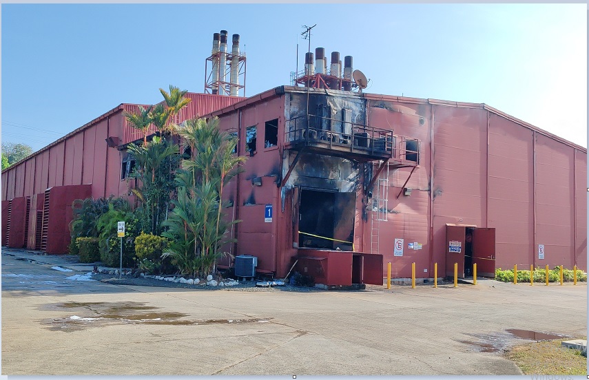 La explosión causó además un incendio dentro de una galera que aloja un cuarto de máquinas y varias oficinas en la planta alta. Foto. Eric Montenegro