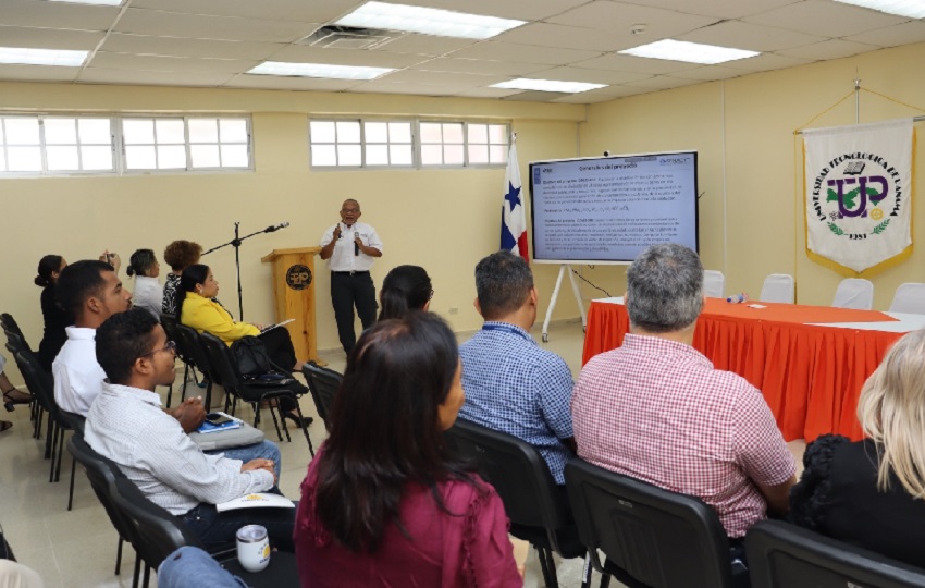 El Dr. Cecilio Hernández, docente e investigador de la Universidad Tecnológica de Panamá, presenta los resultados. Foto: Cortesía