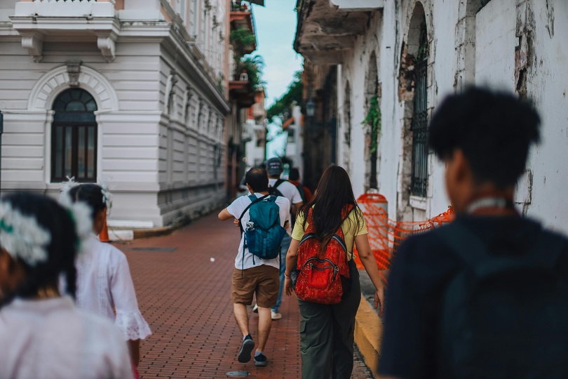 Visitantes en el Casco Antiguo. Foto: Pexels