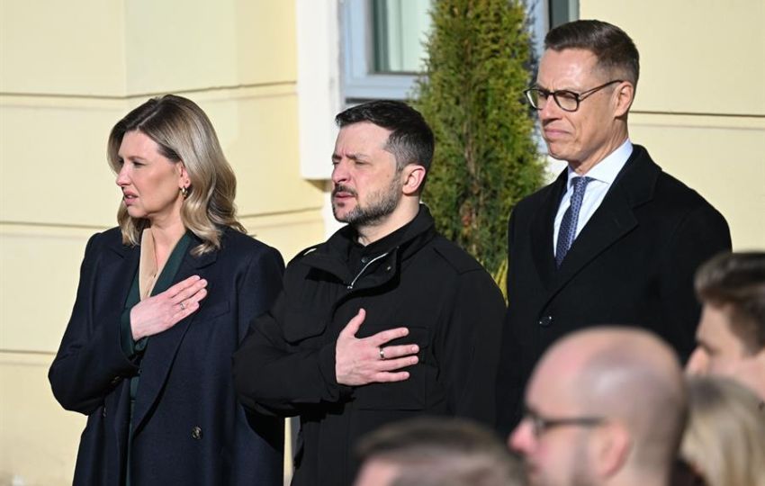 El presidente de Ucrania, Volodímir Zelenski, su esposa, Olena Zelenska, y su homólogo finlandés, Alexander Stubb. Foto: EFE