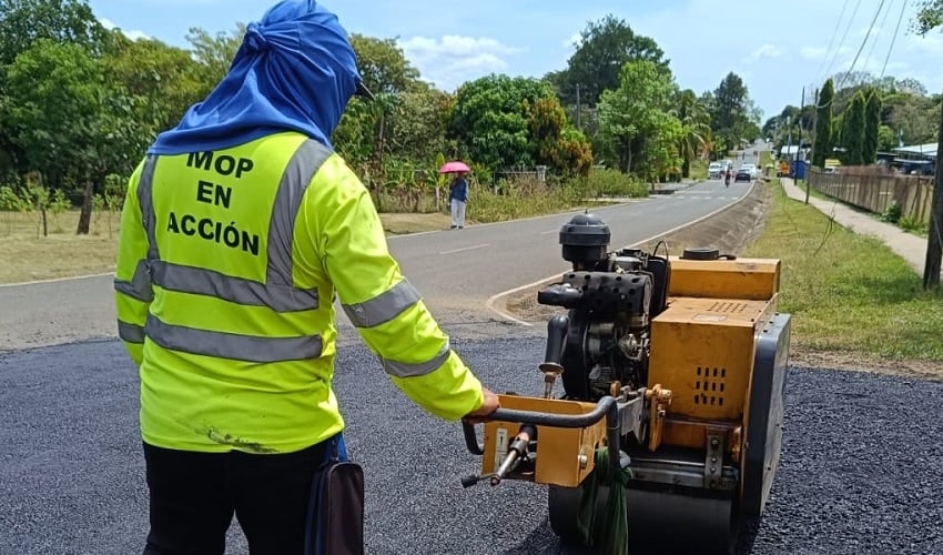 Cuadrillas del MOP están reparando calles en varias provincias, como Veraguas. Foto: Cortesía