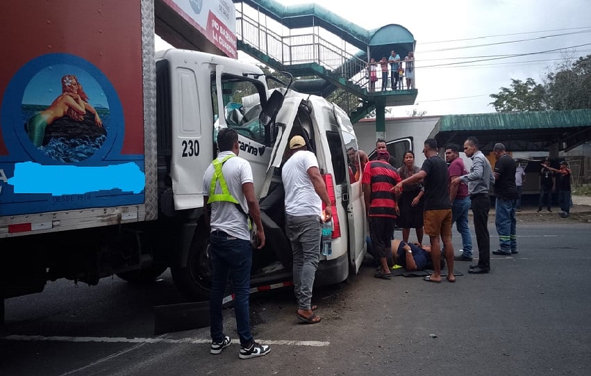 Las personas con fuertes dolores, fueron auxiliadas y colocadas fuera del transporte privado.