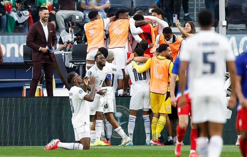 Cecilio Waterman celebra de rodillas el gol que anotó este jueves a Estados Unidos en Inglewood (California). Foto:  EFE