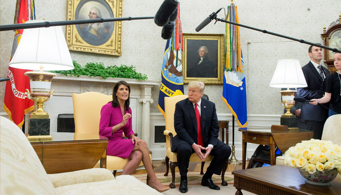 El presidente estadounidense, Donald Trump, y la embajadora ante la ONU, Nikki Haley, atienden a los medios durante la reunión en el Despacho Oval de la Casa Blanca. FOTO/EFE