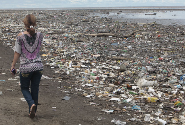 El plástico es la basura que más se puede observar en los océanos.