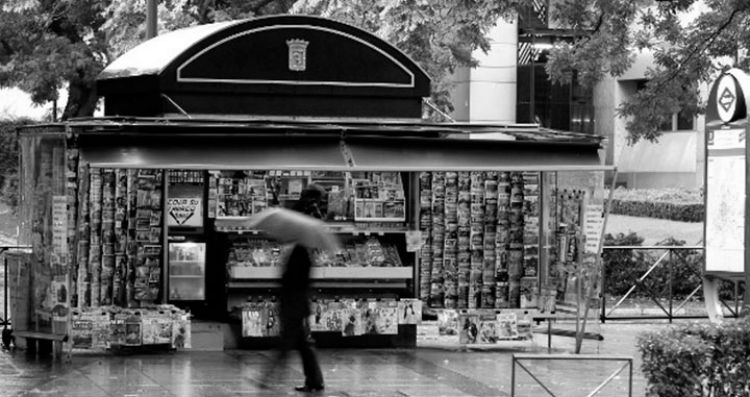 La principal actividad que genera entradas económicas a los medios de comunicación en general es la publicidad.