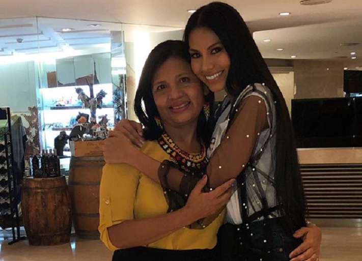 Rosa Iveth Montezuma recibiendo a su mamá. Foto: Instagram