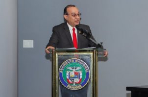 El rector de la Universidad de Panamá, Eduardo Flores, ilustró sobre el nuevo consejo que reúne a las universidades públicas. Foto: Cortesía Asamblea Nacional
