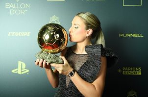 Alexia Putellas festeja la conquista de su segundo Balón de Oro. Foto: Twitter