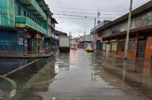 Viviendas y comercios se vieron afectados por el agua. Foto: Diomedes Sánchez 