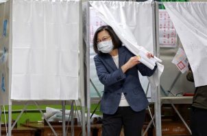 La presidenta taiwanesa, Tsai Ing-wen (c), tras votar en las elecciones locales de este sábado. EFE