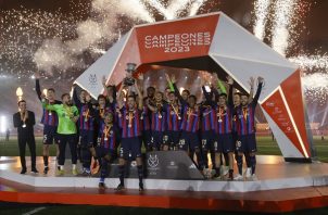 Sergio Busquets, levanta la Supercopa de España y celebran los jugadores del FC Barcelona. Foto: EFE