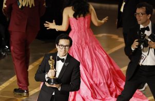 Ke Huy Quan con el elenco después de ganar el óscar a la mejor Película por 'Everything Everywhere All at Once'. EFE