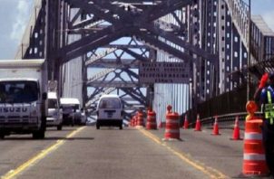 Cuando se realizan trabajos en el puente de Las Américas se dejan dos carriles abiertos para que los vehículos puedan circular en ambas direcciones. Archivo