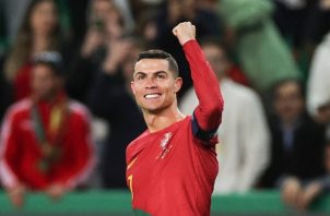 Cristiano Ronaldo de Portugal festeja uno de sus goles. Foto:EFE 