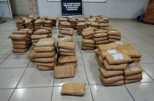 La sustancia ilícita fue trasladada a la sede de la PN en La Chorrera, allí los funcionarios de la Fiscalía de Drogas, efectuaron el conteo de los 348 paquetes 