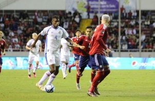 El panameño Fidel Escobar controla el balón ante la marca de jugadores de Costa Rica. Fepafut