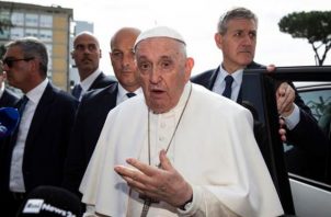 El papa Francisco sale del hospital tras tres noches ingresado con bronquitis. Foto: EFE