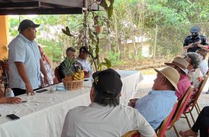 El ministro del MOP visitó de manera sorpresiva a Santa Fe en Veraguas. Foto: Melquiades Vásquez,
