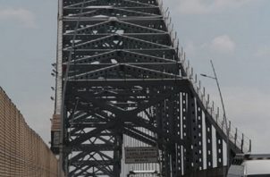 La rodadura del puente de las Américas presente un evidente deteriodo. Foto: Archivo